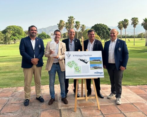 Un grupo de hombres mostrando bienestar mientras posan para una foto frente a un campo de golf.