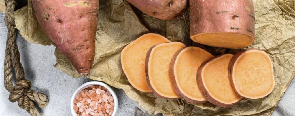 Batatas y sal en una mesa de bienestar.