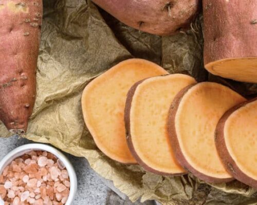 Batatas y sal en una mesa de bienestar.