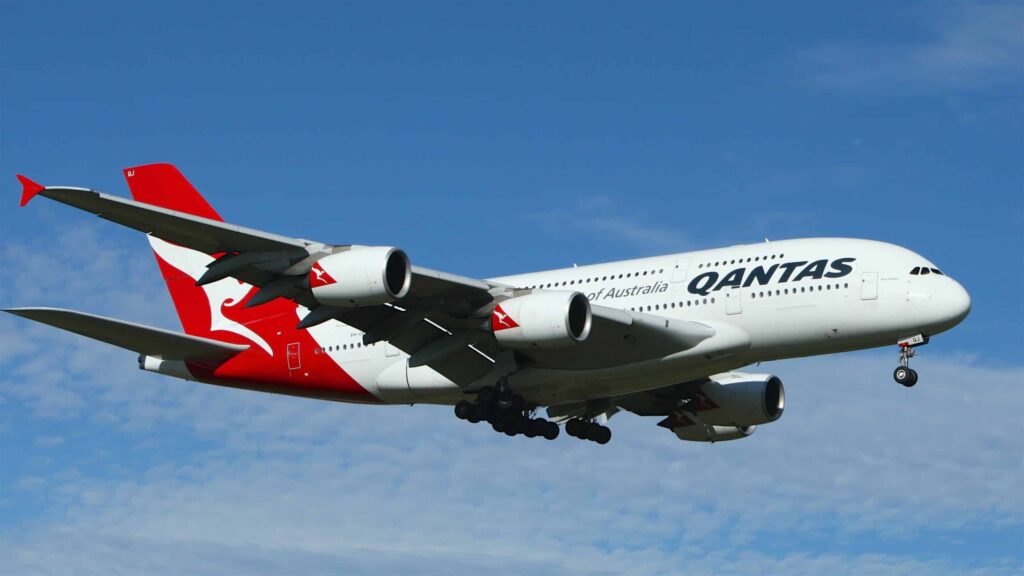 Un avión Qantas surcando el aire promoviendo el bienestar.