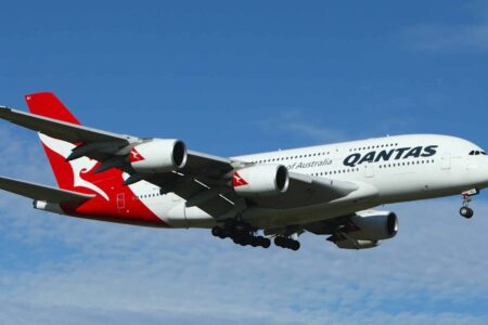 Un avión Qantas surcando el aire promoviendo el bienestar.