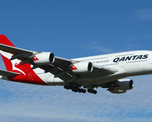 Un avión Qantas surcando el aire promoviendo el bienestar.